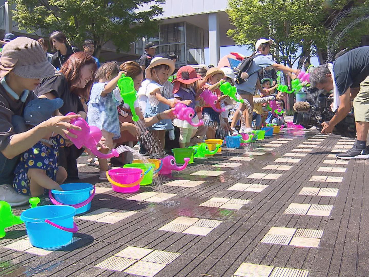 「元日本一暑いまち」として知られる多治見市で暑さを和らげようと２９日、恒例の「打...