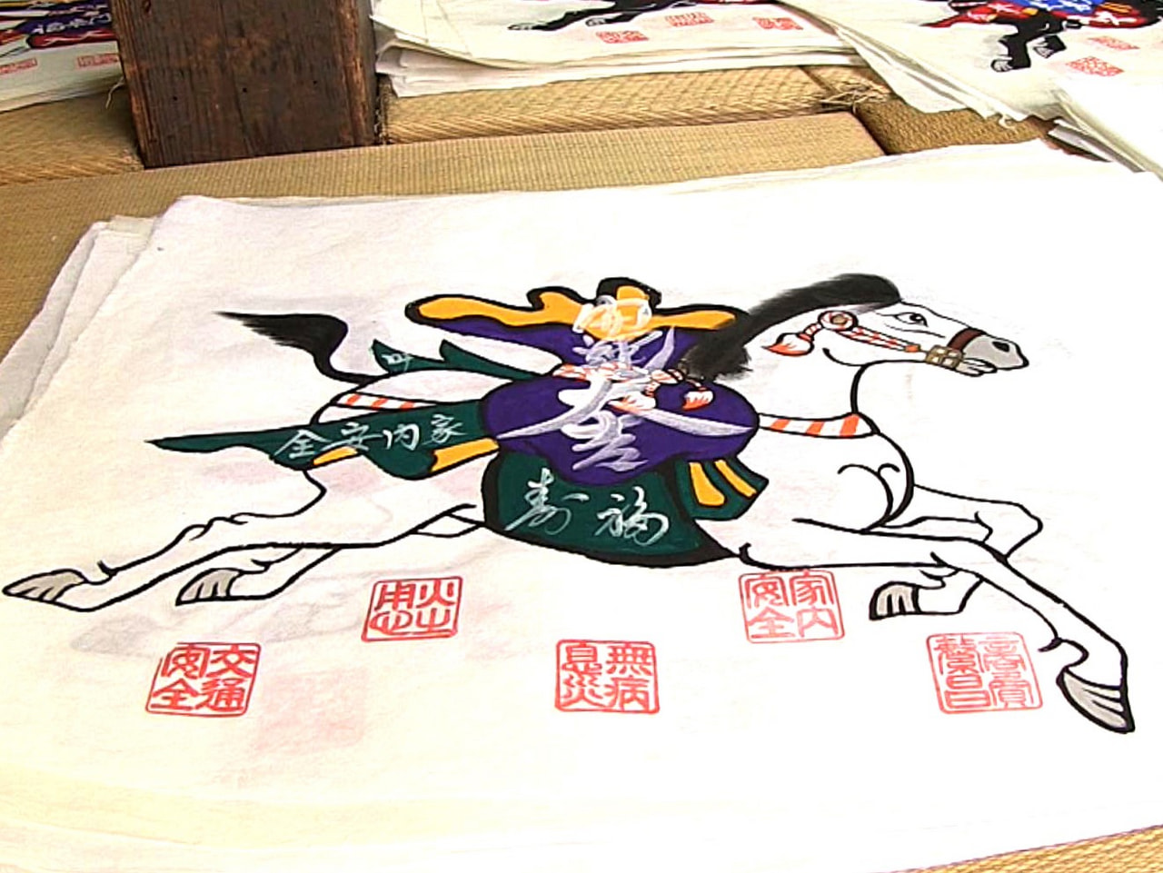 飛騨高山の夏の風物詩の一つ山桜神社の「馬頭絵馬市」が始まり、紙絵馬を買い求める客...