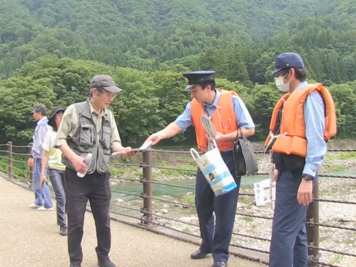 大野郡白川村の世界遺産 白川郷付近を流れる庄川で、水難事故防止を呼びかける啓発活...