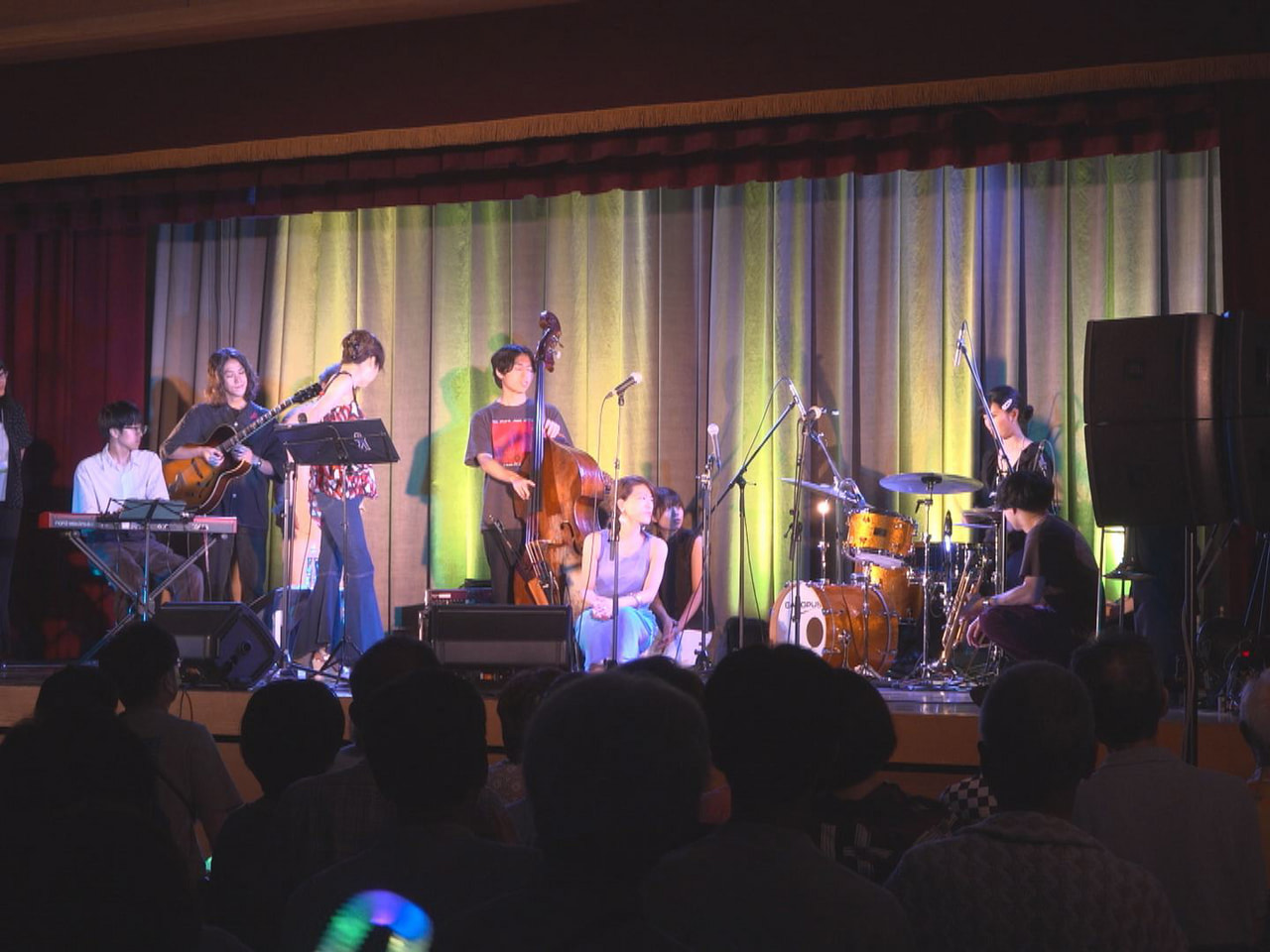 岐阜市でジャズの演奏を楽しむナイターイベントが開かれ、訪れた人たちがジャズの音色...