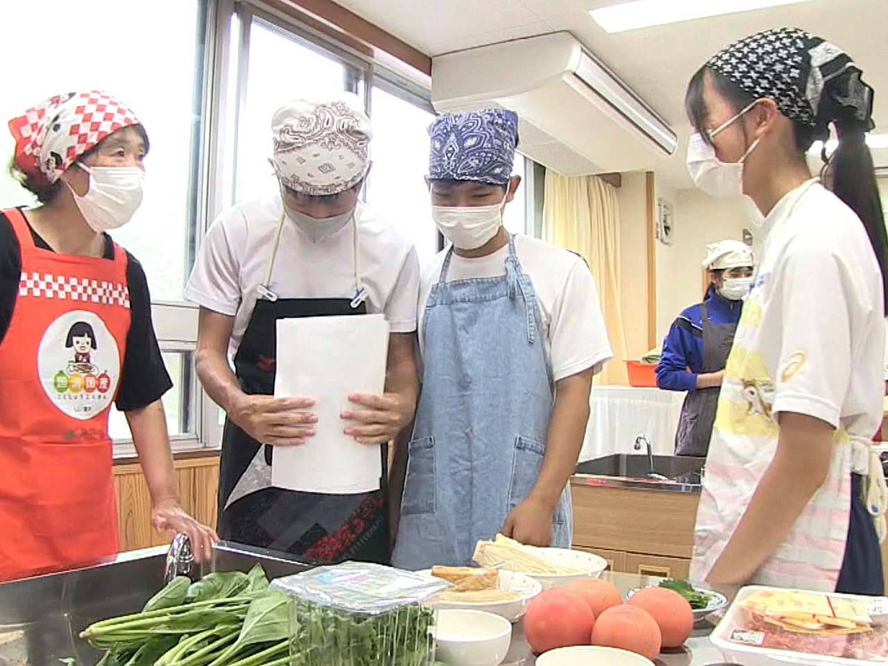 岐阜県高山市の丹生川中学校でＪＡひだ女性部による料理講座が開かれ、３年生約３０人...