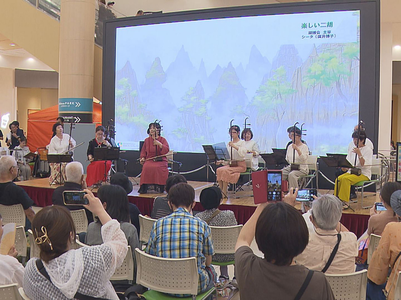 各務原市のイオンモール各務原インターで、芸術の秋を感じさせる音楽やダンスなどのス...