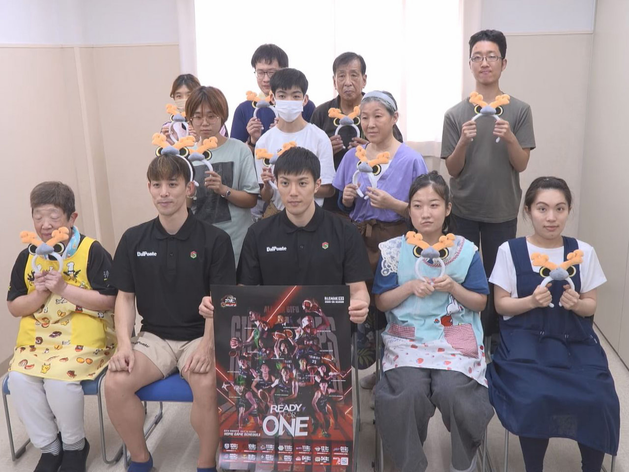 バスケットボールＢ３リーグの岐阜スゥープスの選手らがチームのグッズを作る福祉施設...