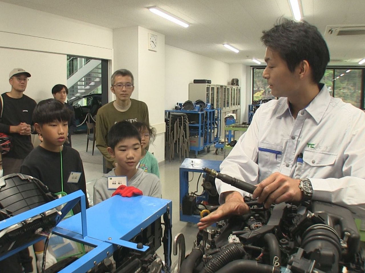 自動車が動く仕組みを学び、安全に走るための整備技術などを子どもたちが体験するイベ...