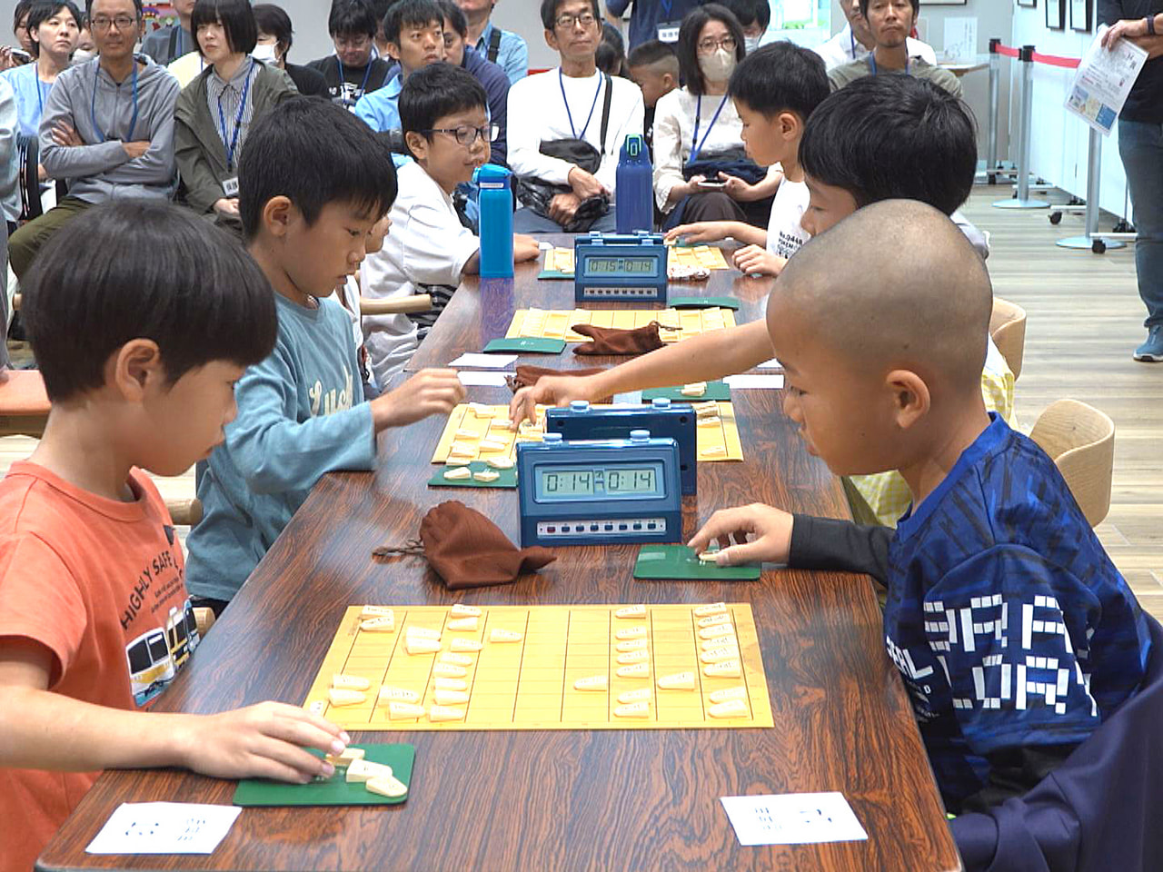 小学生が将棋の腕前を競う「ぎふしん杯こども将棋岐王戦」が岐阜市で開かれました。 ...