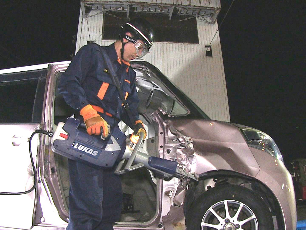 飛騨市消防団は、地震などによる大規模災害に備え、救助用の器具の取扱いを学ぶ訓練を...