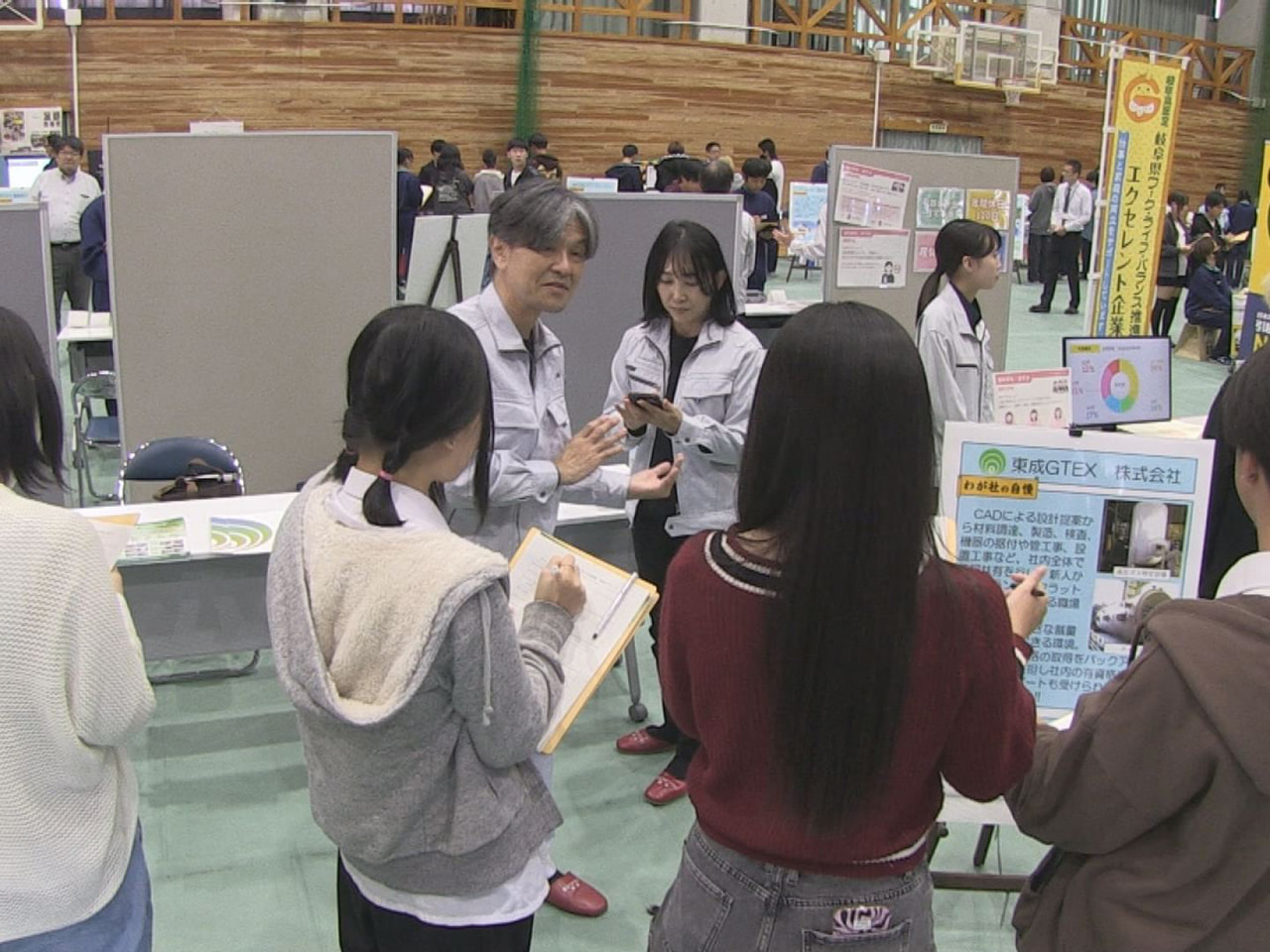岐阜市の高校で県内企業が自社の魅力をPRする「わが社の自慢展」が行われました。こ...