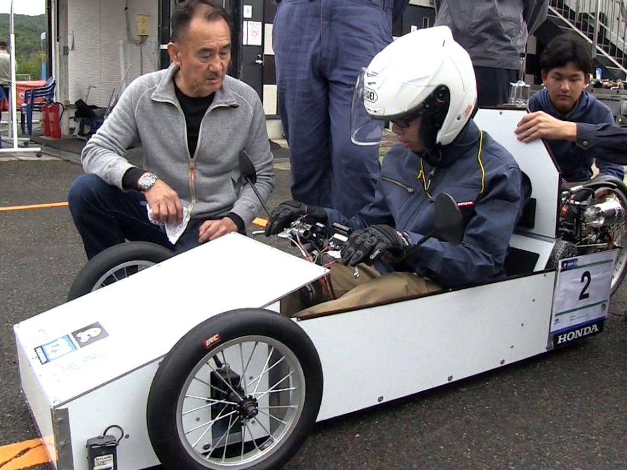 自作の自動車の省エネルギー性能を競う大会が瑞浪市のサーキットで開催され、参加チー...
