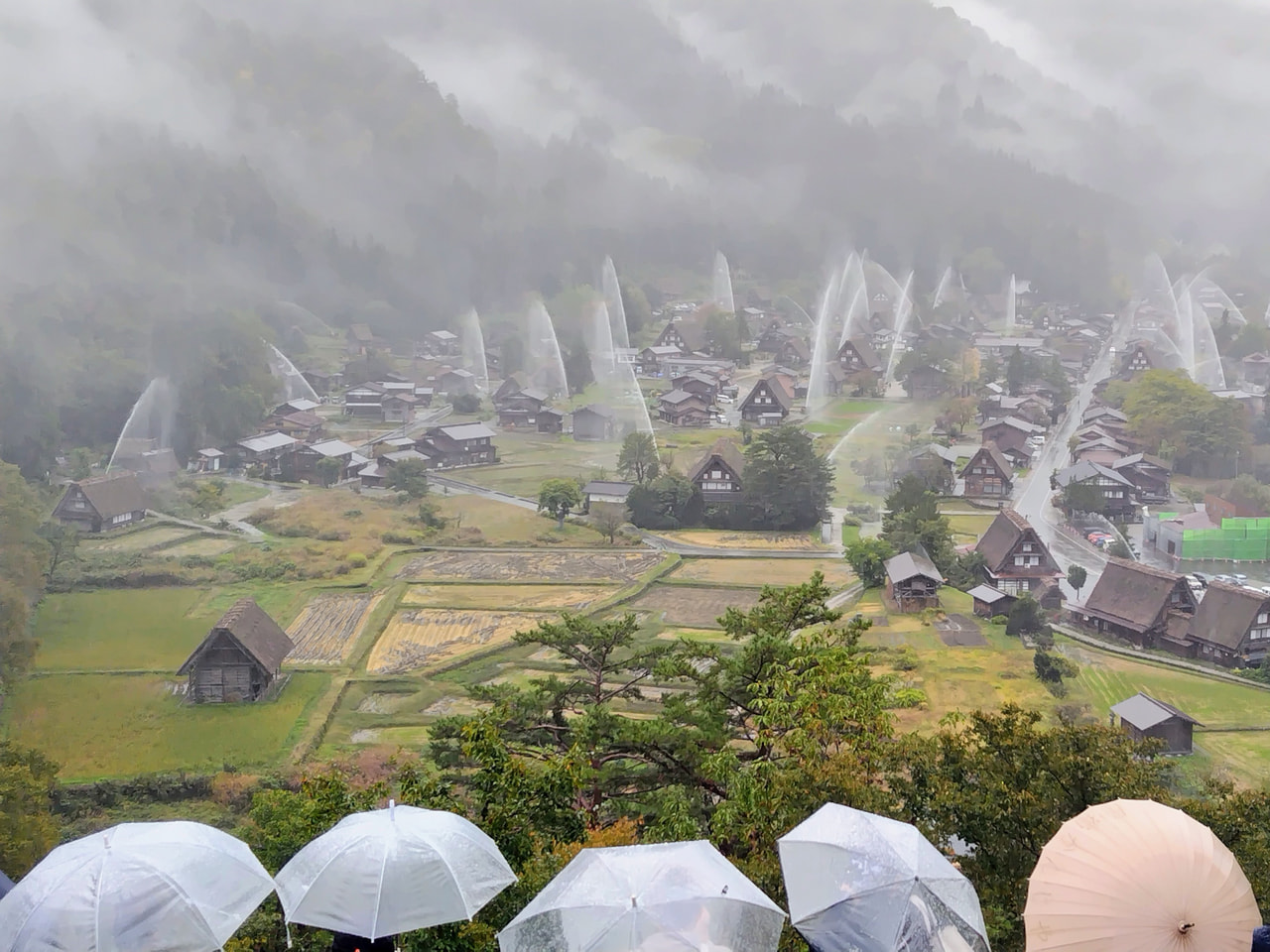 世界遺産の合掌造り集落として知られる岐阜県大野郡白川村で26日、恒例の放水訓練が...