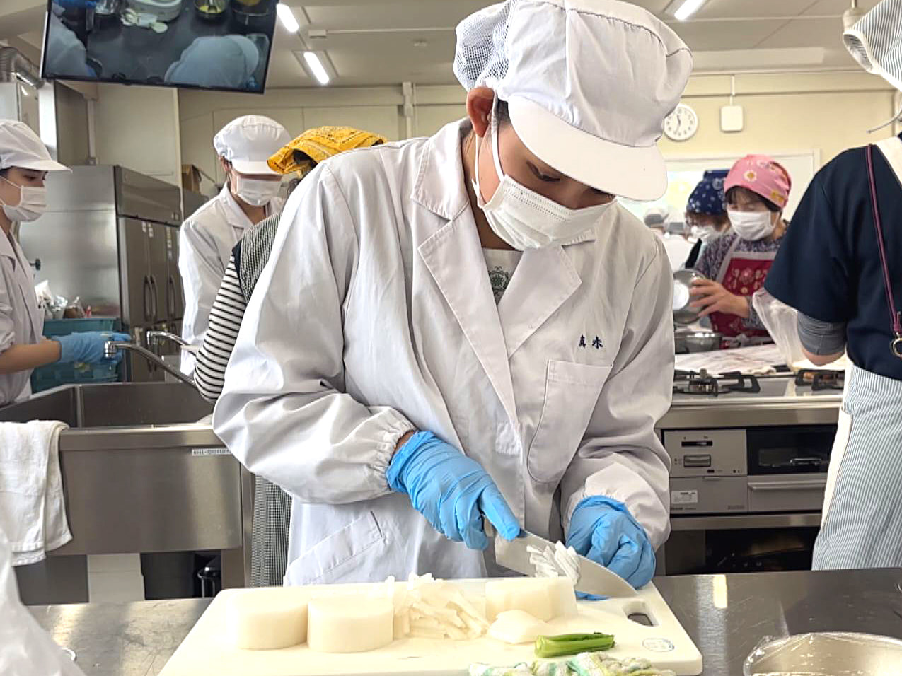 ＳＤＧｓと健康づくりをテーマに高校生と地域の人が一緒に料理を学ぶ岐阜新聞料理教室...