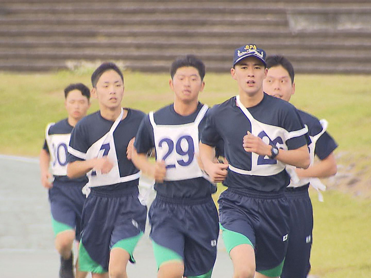県警察学校の恒例行事長良川１０キロマラソン大会が１９日、岐阜市で開かれ、 新任警...
