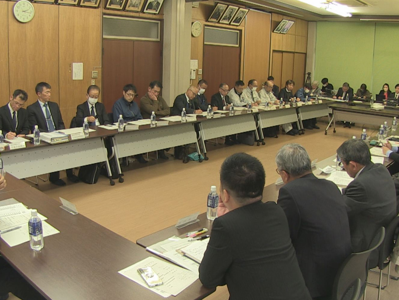 冬の飛騨地方を訪れる観光客がノーマルタイヤのレンタカーで交通障害を引き起こす問題...