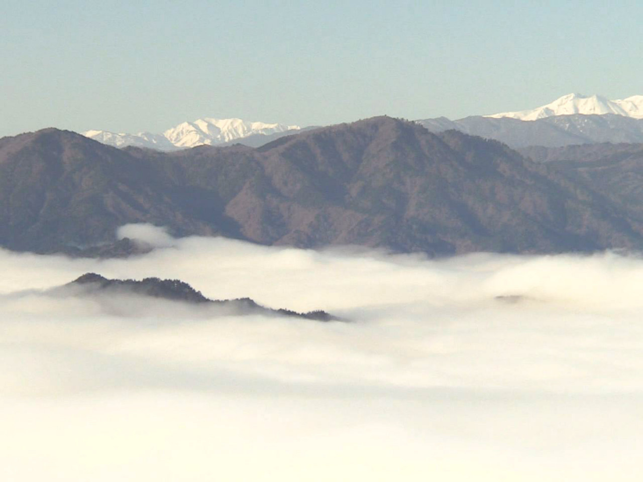 飛騨市古川町にある標高１０５８メートルの安峰山展望台では１１月３０日、古川盆地を...