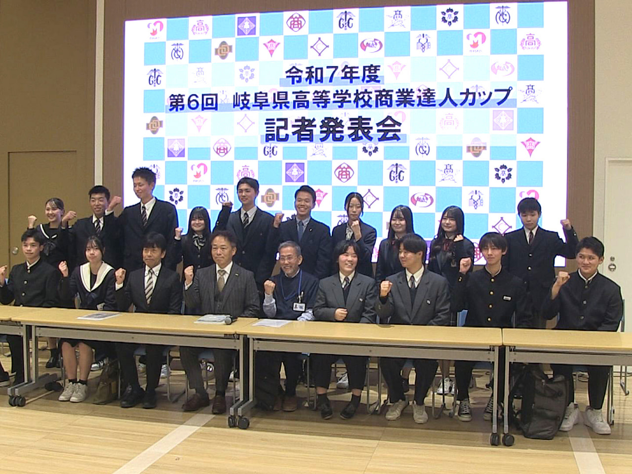 商品の販売を通じて商業に関する総合的な知識、技術を競い合う県高校商業達人カップが...