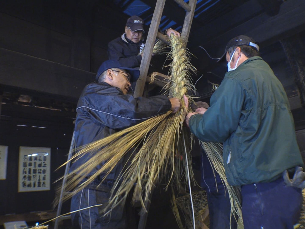 高山市の飛騨の里で、施設内にある文化財の建物や神社の鳥居などに飾る「しめ縄」と「...