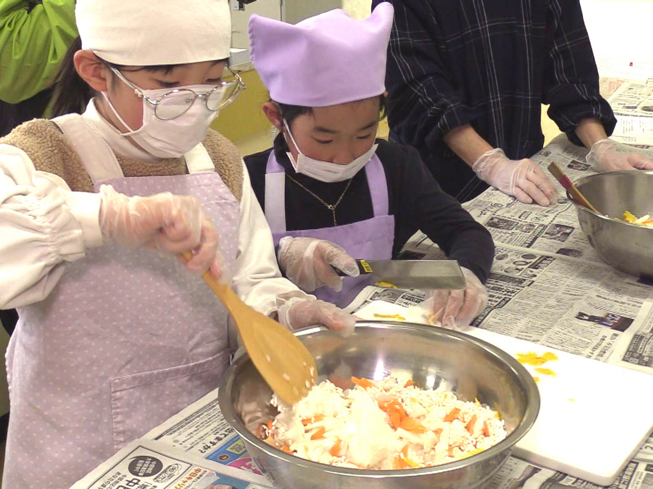 飛騨地域や奥美濃地域に古くから正月料理として伝わる冬の保存食、「寝寿司」づくりの...