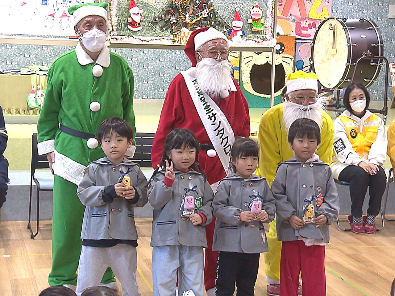 クリスマスを前に、信号機の色の衣装に身を包んだサンタクロースが１１日、岐阜市の保...