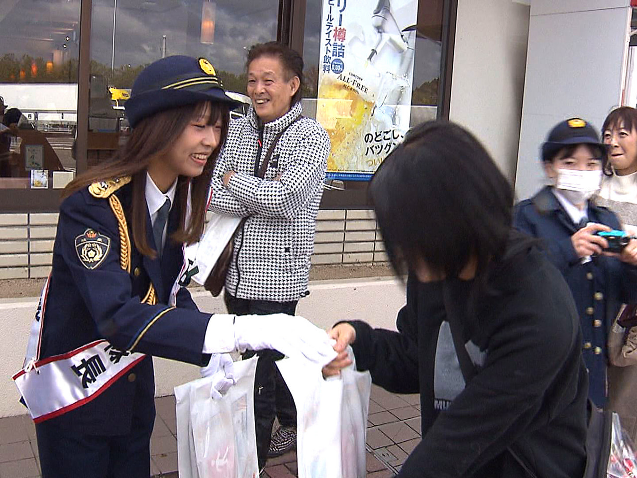 年末の交通安全県民運動に合わせ、高速道路のサービスエリアで１５日、冬用タイヤの装...