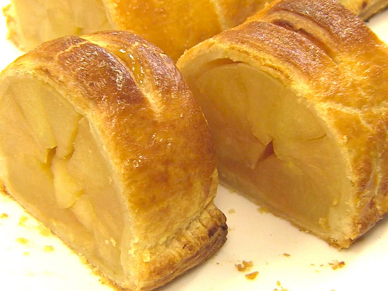 地元産のリンゴをふんだんに使ったアップルパイの製造が、高山市久々野町の加工場で最...