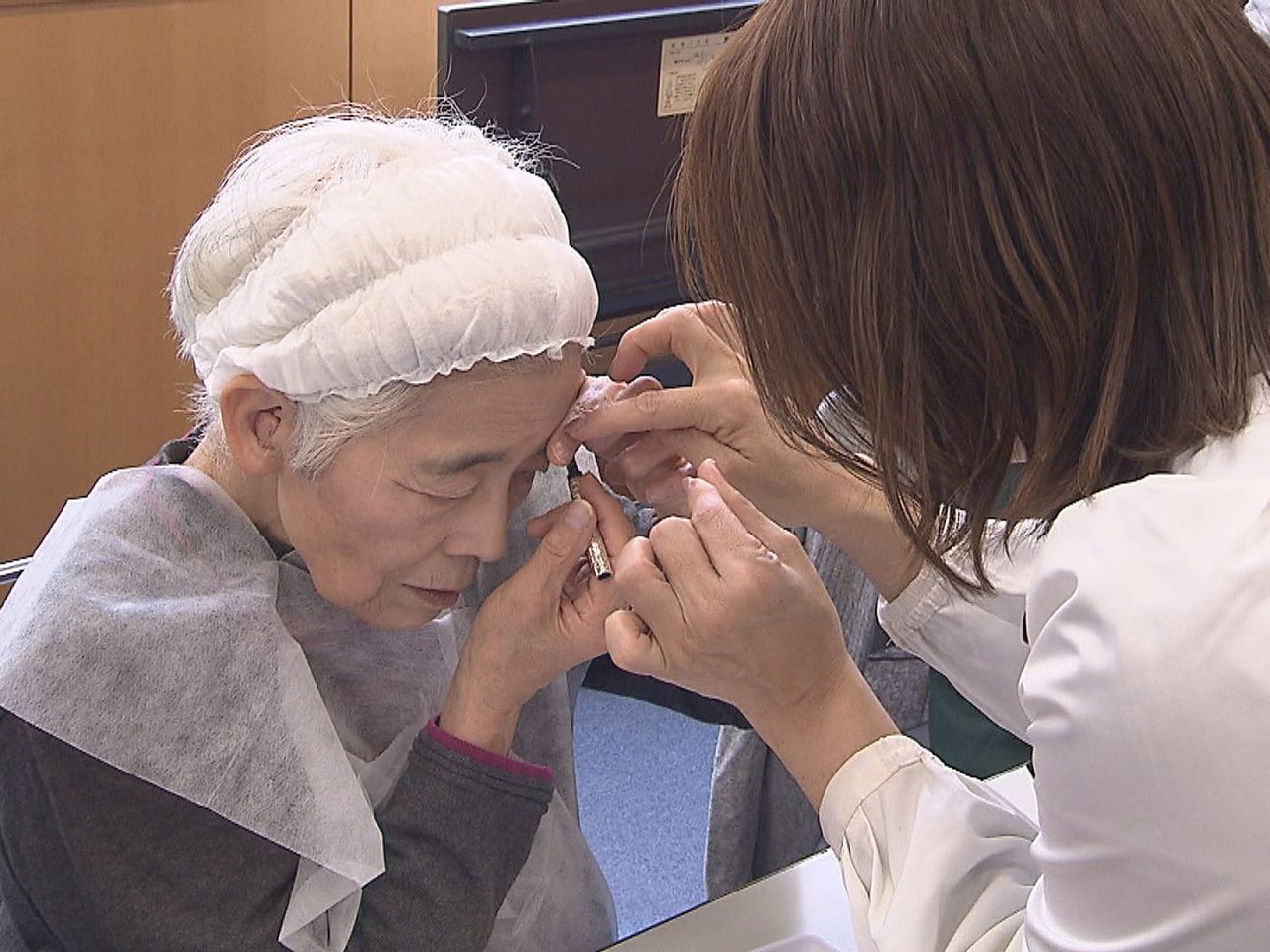 視覚に障害がある人に向けた化粧法「ガイドメイク」のセミナーが岐阜市の福祉施設で開...