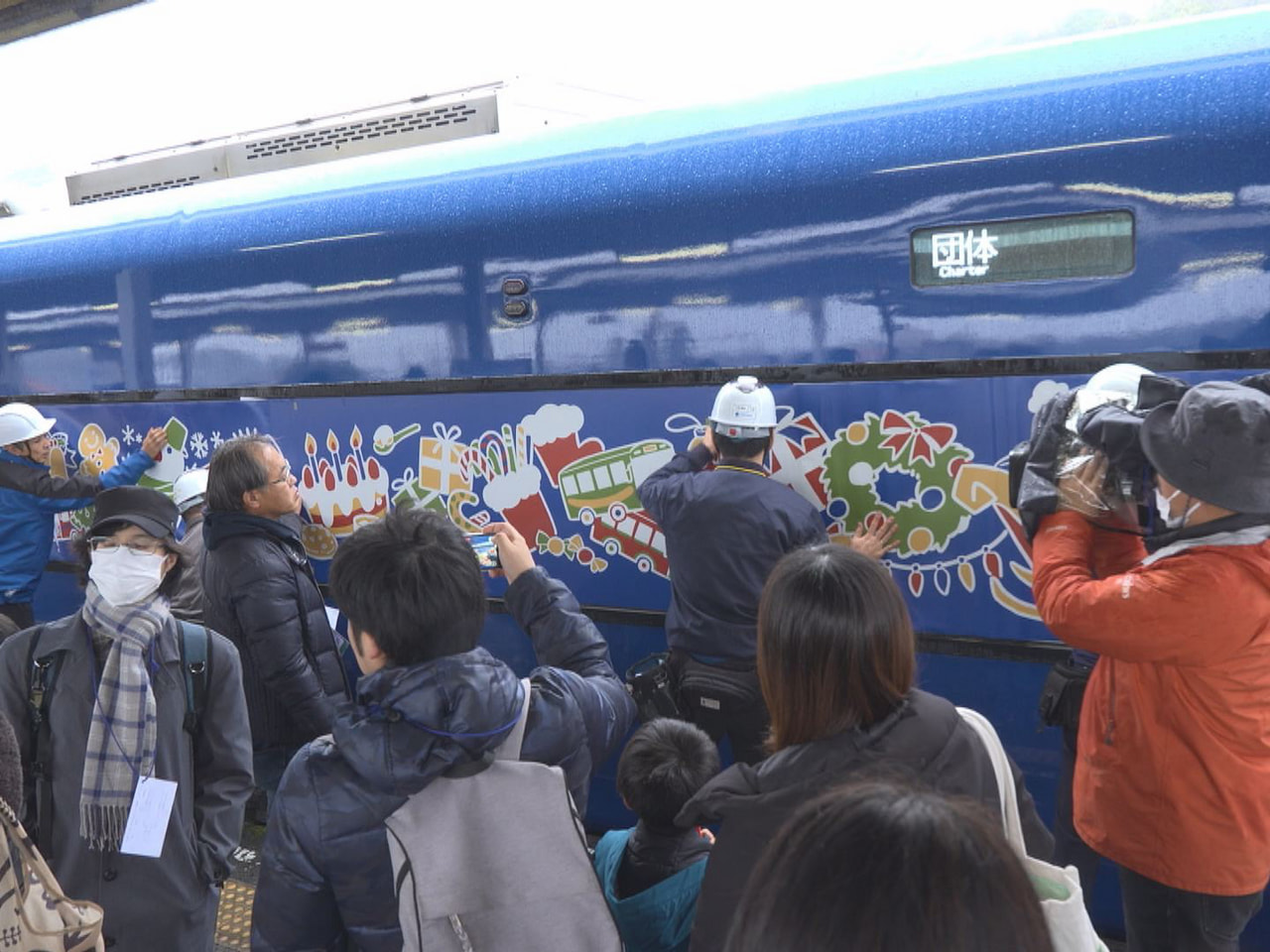 クリスマスの２５日、愛知県南知多町の名鉄「内海駅」でクリスマストレインの運行が行...