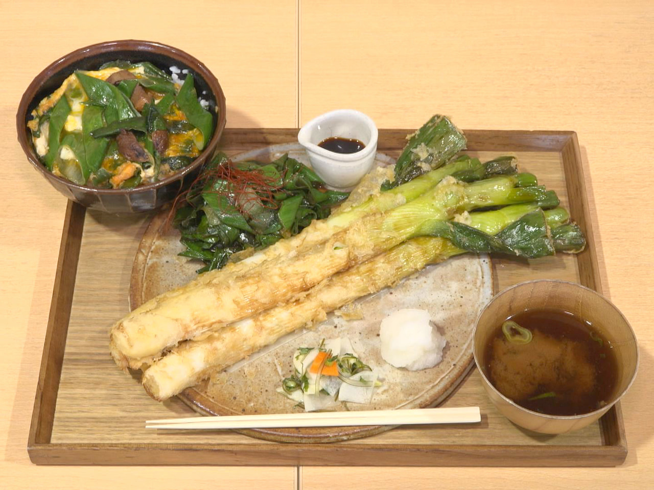 総重量はなんと１キロ超え。旬のネギのおいしさを再発見してもらおうと、山県市で地元...