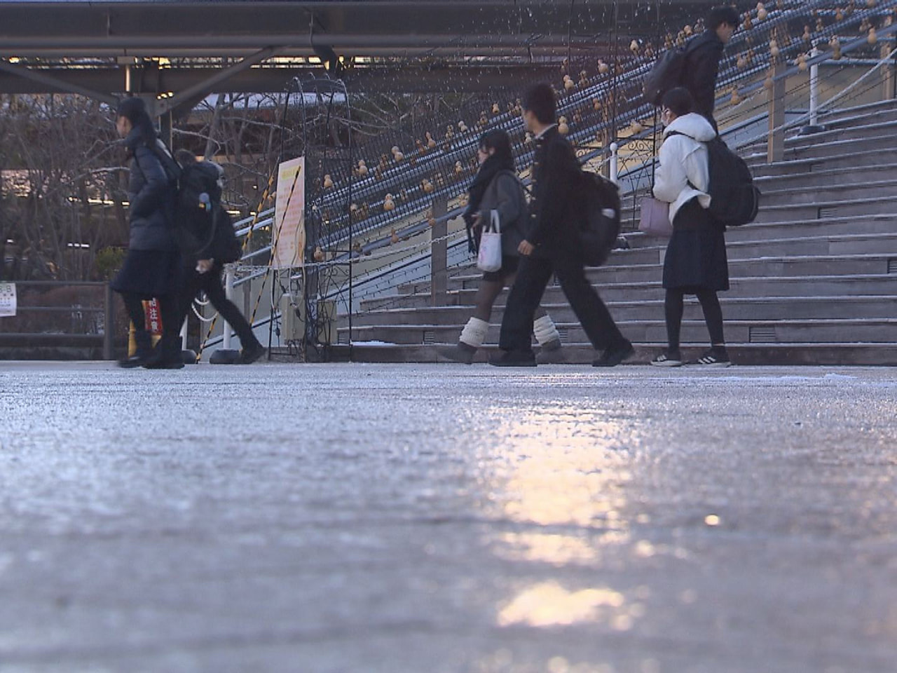 岐阜県内では強い冬型の気圧配置の影響で２１日夜から雪が降り始め２５日頃にかけて山...