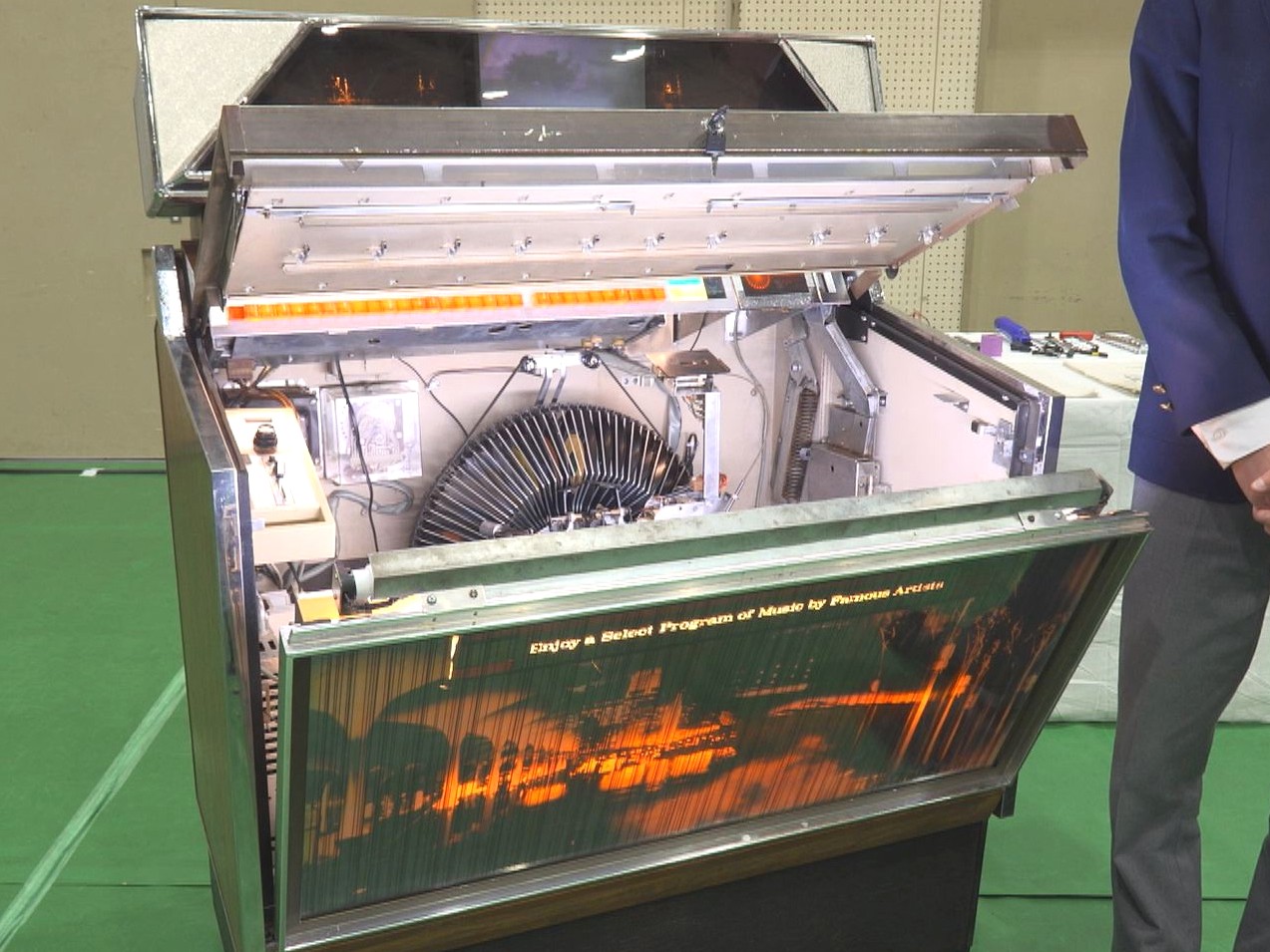 岐阜県高山市の県立高山工業高校で、卒業作品展が開かれ、体育館に並べられた機械や模...