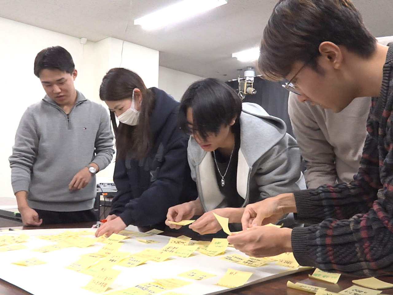 ２月８日投開票の衆議院選挙を前に、岐阜大学の学生グループが４日、候補者が公約で掲...