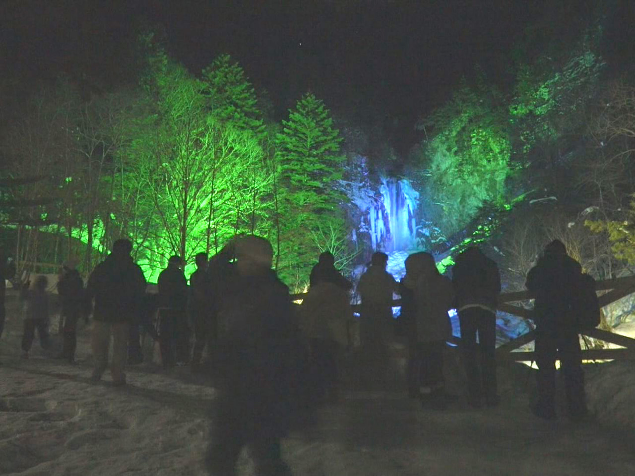 厳しい寒さで凍り付いた高山市奥飛騨温泉郷の平湯大滝を幻想的にライトアップする「結...