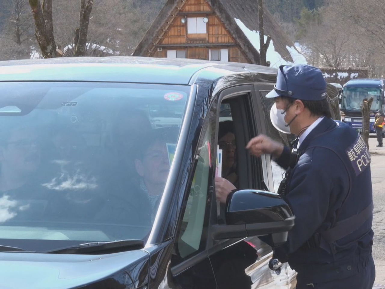 岐阜県大野郡白川村の世界遺産白川郷を訪れる観光客に、冬用タイヤの装着や違法な「白...