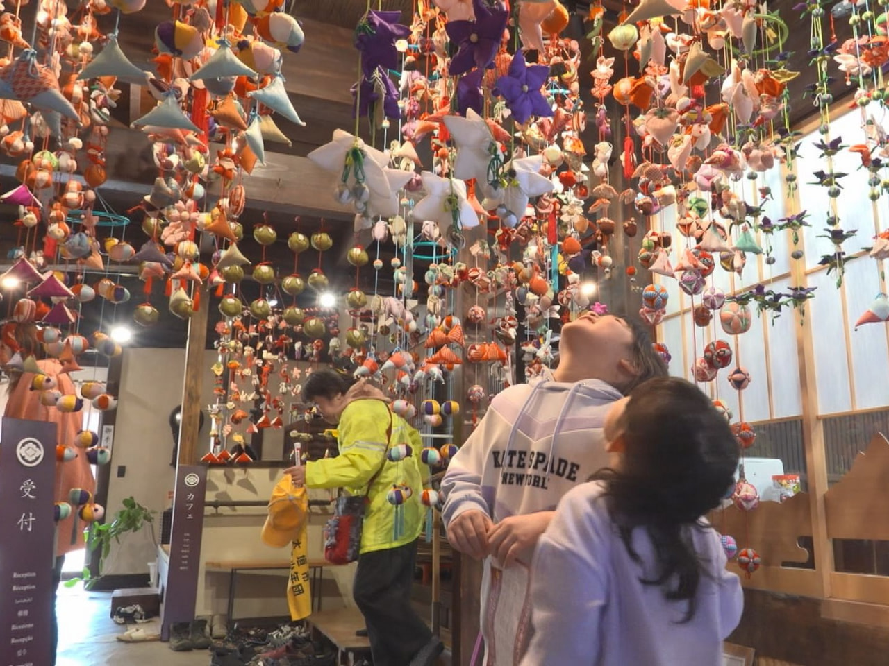 大垣市墨俣町で「いき粋墨俣つりびな小町めぐり」が今年も始まり、華やかな「つりびな...