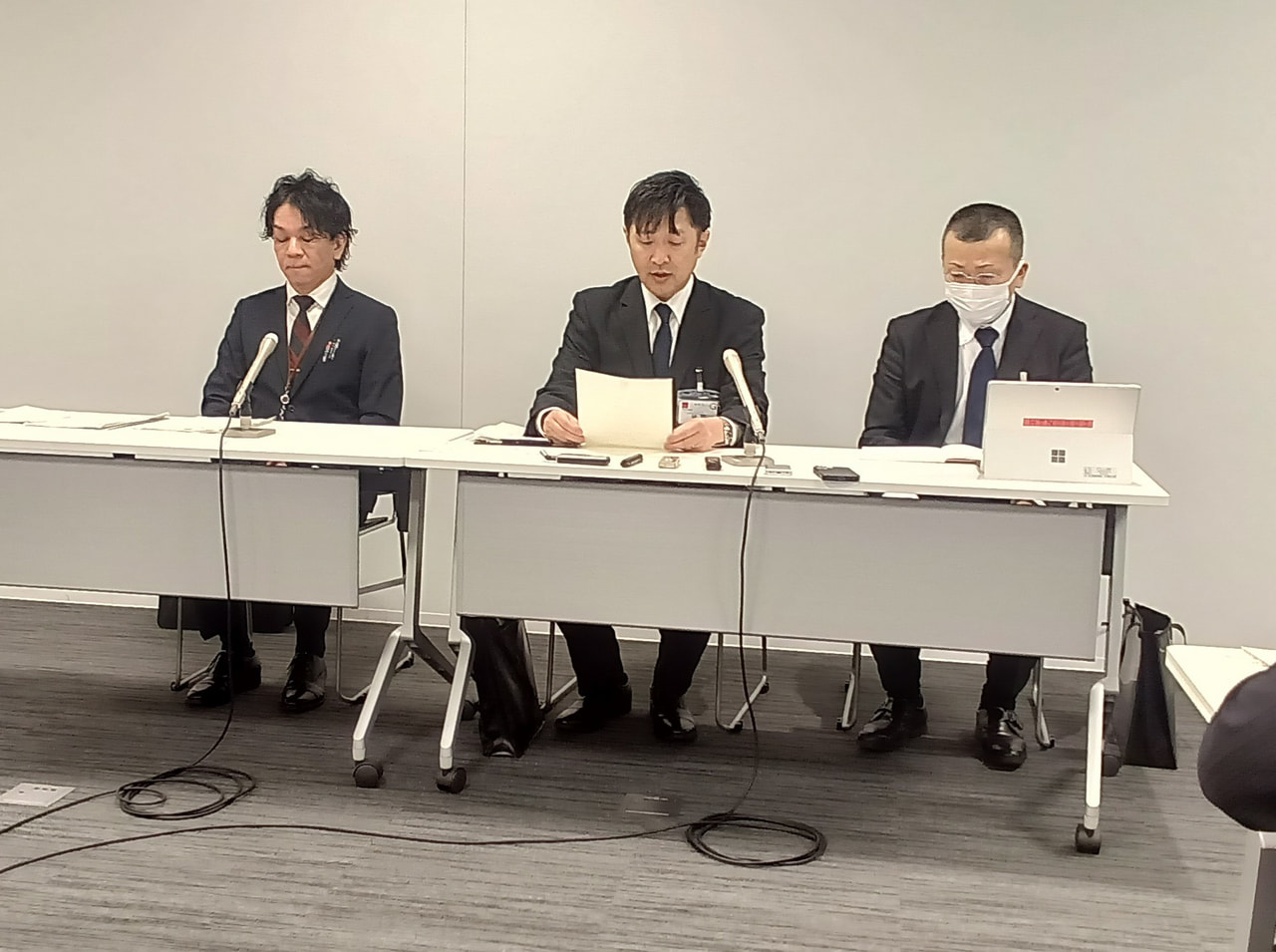 岐阜市民病院は、犯罪収益移転防止法違反の疑いで１月に逮捕された４８歳の男性主査を...