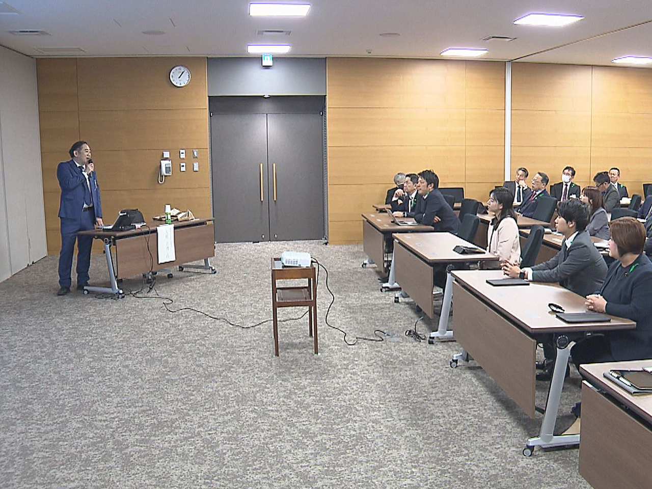 県議会議員を対象にしたハラスメント防止の研修会が２日に開かれ、条例の制定など他の...