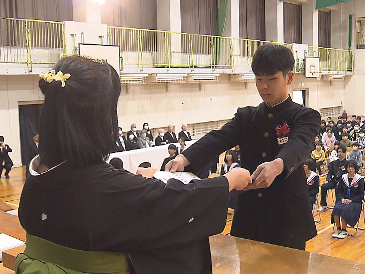 県内の多くの中学校、義務教育学校で６日、卒業式が開かれ、卒業生は感謝の気持ちや決...