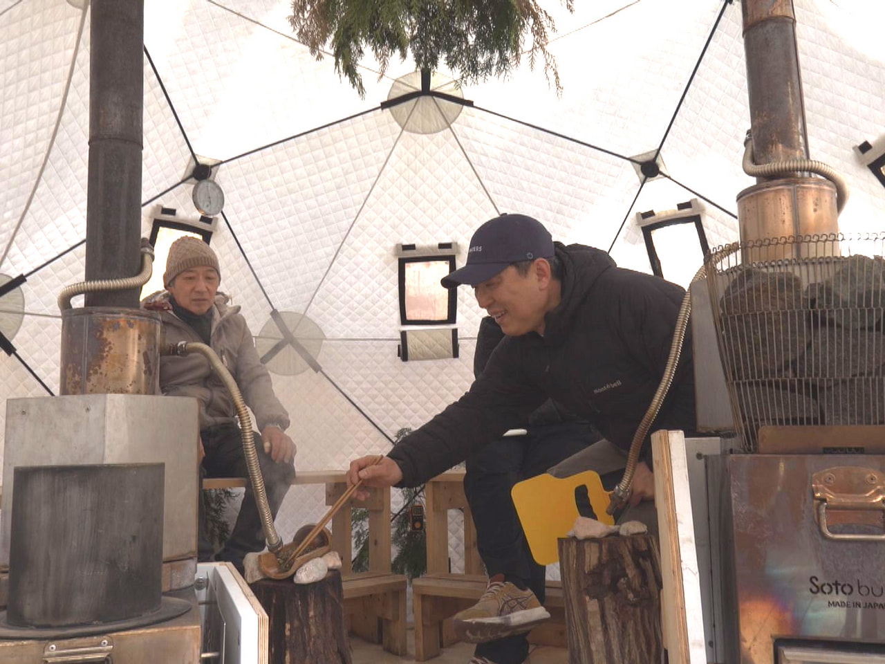 山県市の自然と清流を生かしたアウトドアサウナ施設が１４日にオープンするのを前に、...