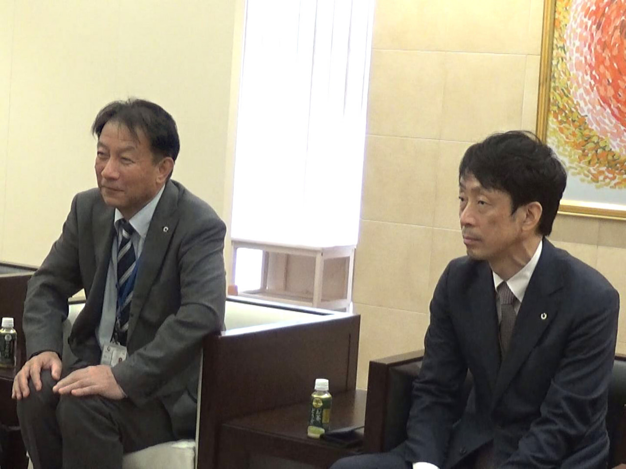 今月末で中部電力パワーグリッド岐阜支社長を退任する梅村英一郎さんと、後任の伊藤公...