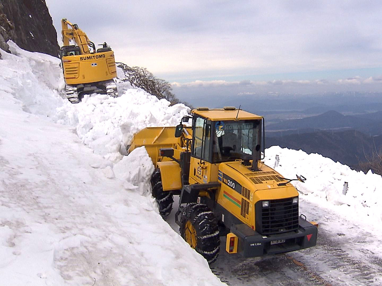 岐阜・滋賀県境の伊吹山を走る伊吹山ドライブウェイで、春の行楽シーズンに向けて除雪...