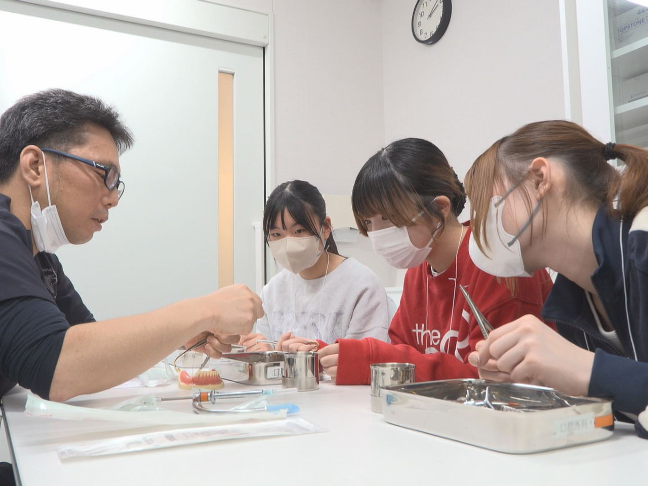 高校生に医療の仕事に興味を持ってもらおうと美濃加茂市の中部国際医療センターで「オ...