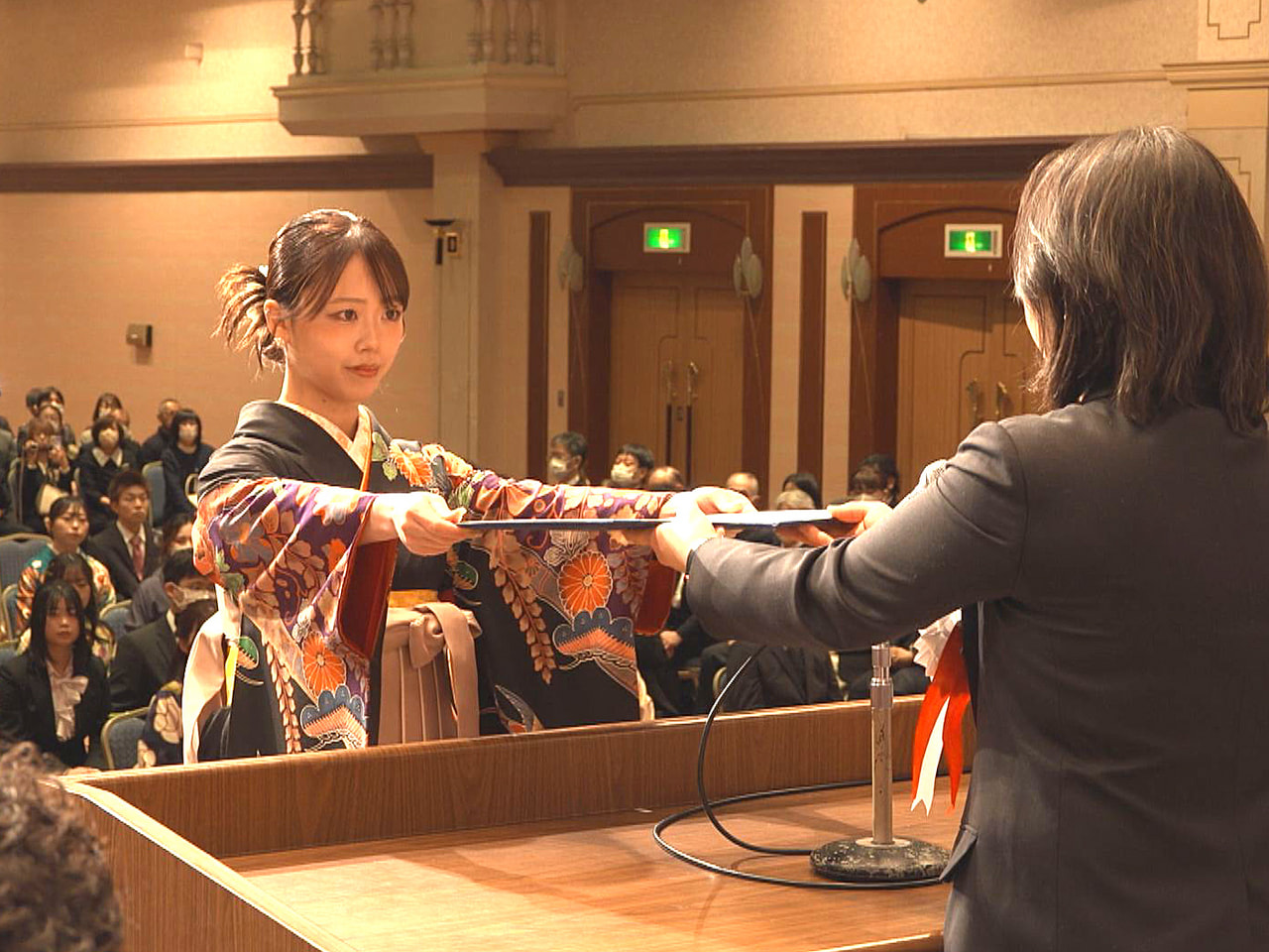 岐阜保健大学の卒業式が行われ、卒業生が医療人として地域に貢献していく決意を新たに...