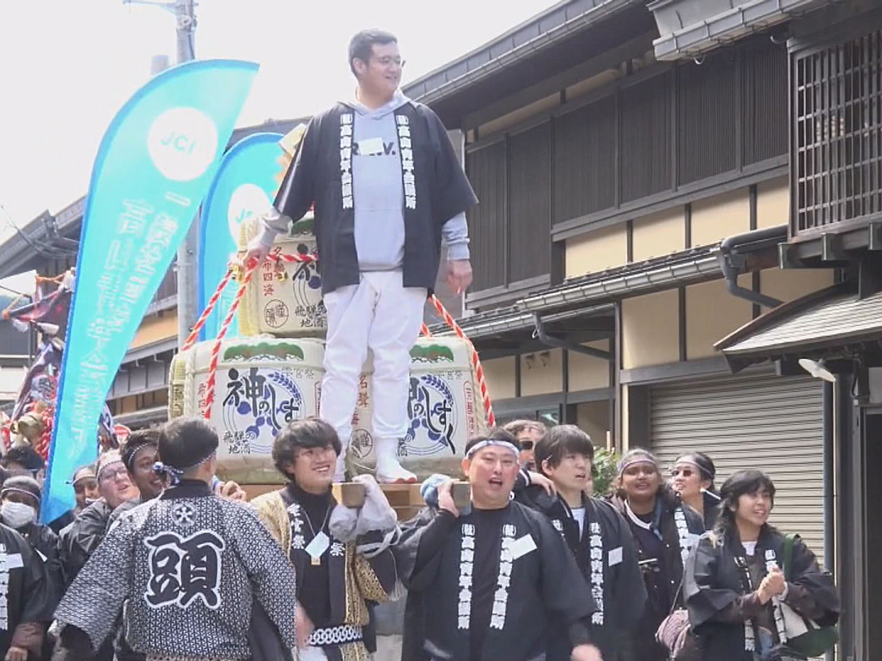 新酒の完成を祝う「雫宮祭」 酒樽みこしが町並み練り歩く 岐阜県高山市