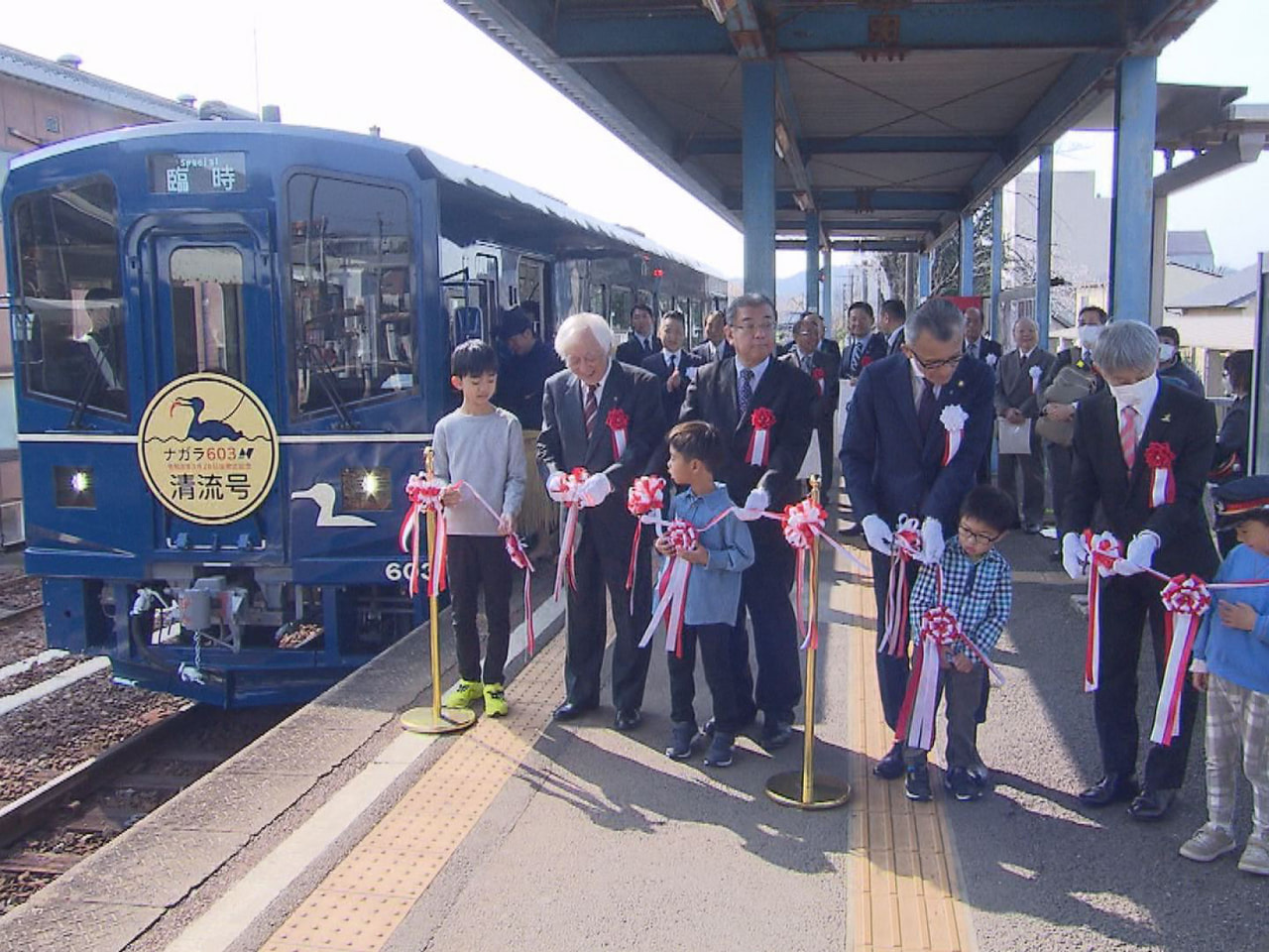 長良川鉄道は、新型車両「清流号」を導入し、関市の関駅で２８日、出発式を行いました...