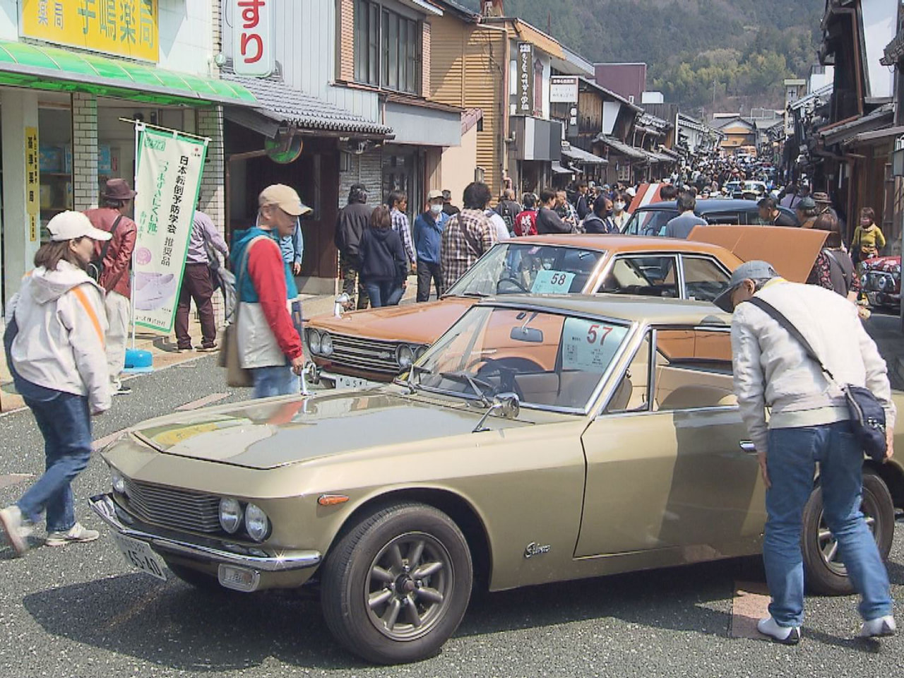 うだつの上がる町にクラシックカー 岐阜県美濃市でフェス 名車100台