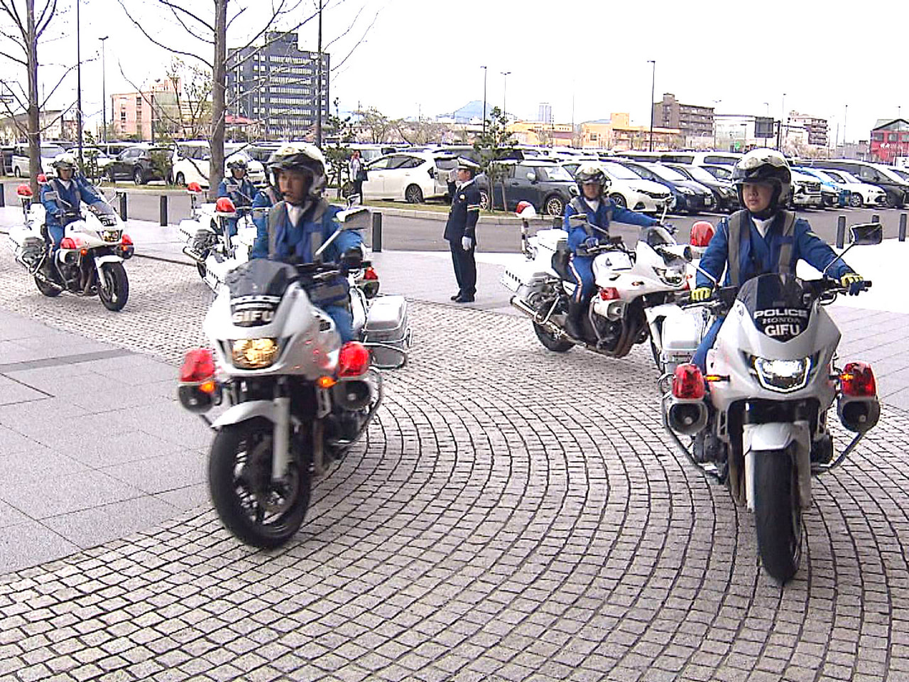 春の全国交通安全運動は６日から始まり、県庁で出発式が行われました。 出発式には行...