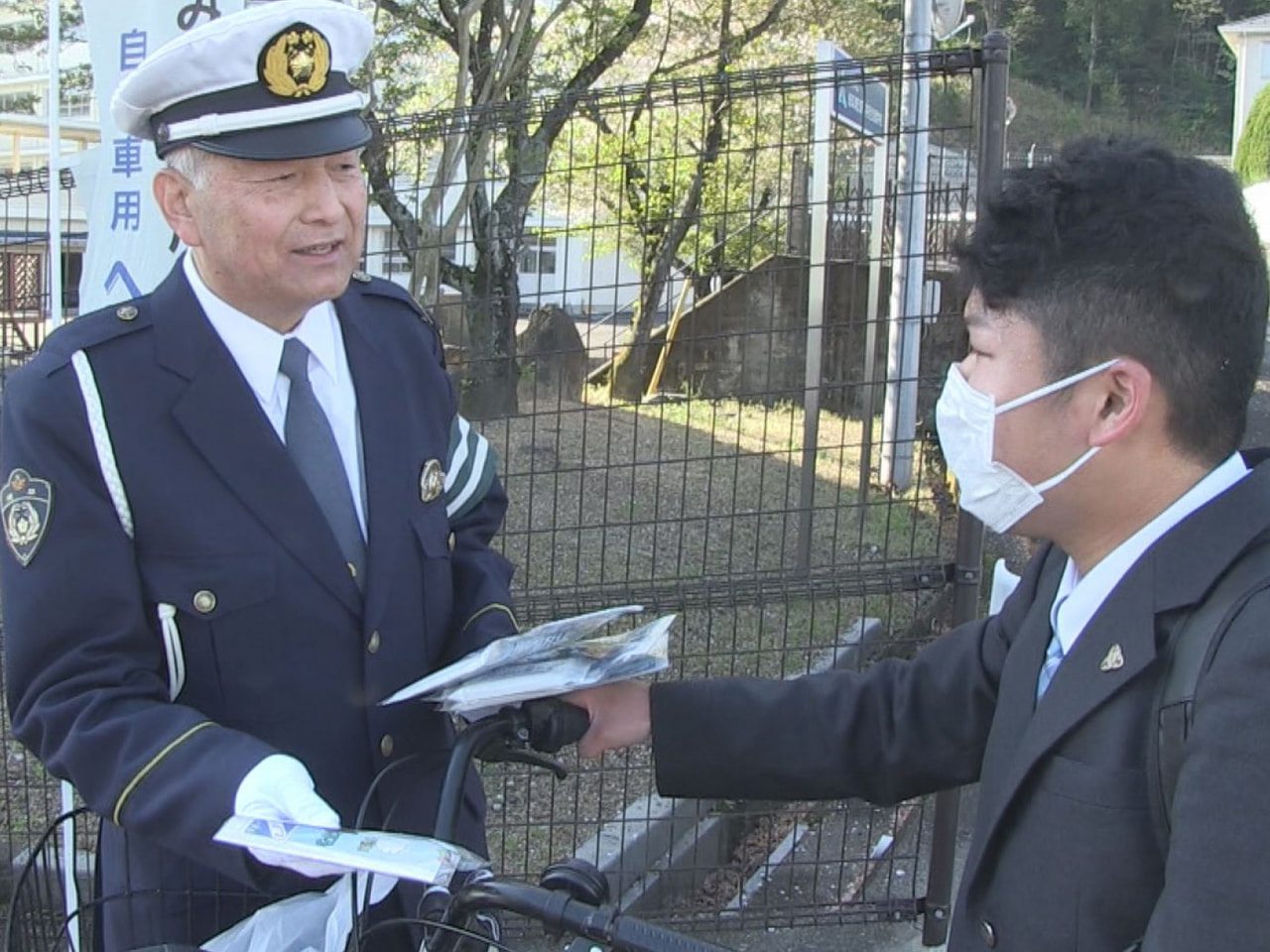 自転車の交通違反に反則金を科す「青切符」制度が４月から始まり、県警は９日、岐阜市...