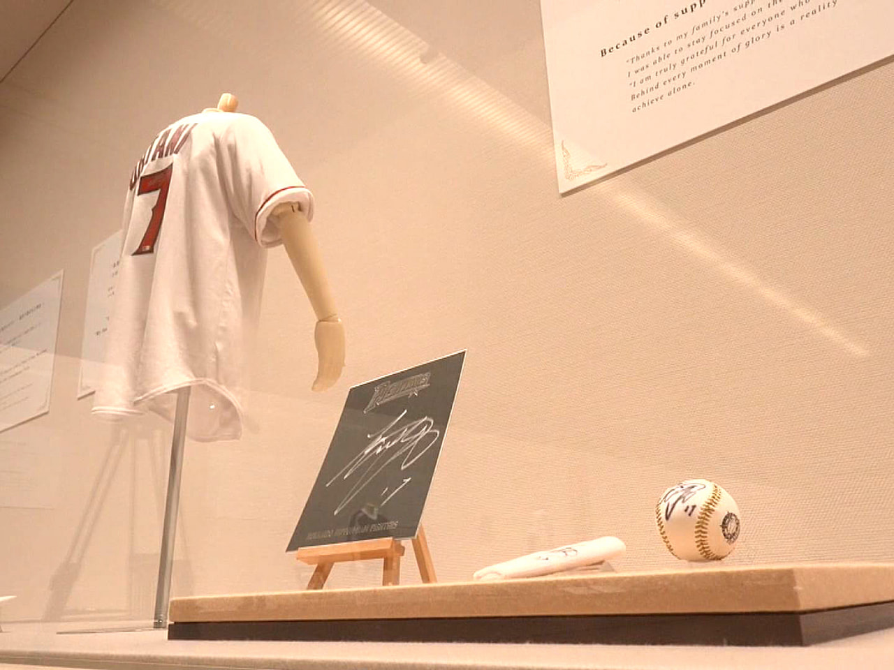 高山市の総合博物館「光ミュージアム」で、メジャーリーガーの大谷翔平選手ら、著名な...