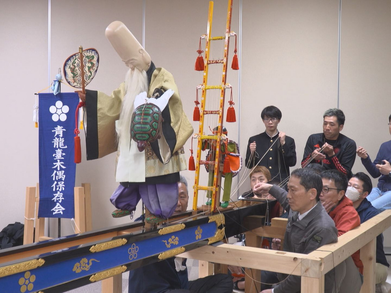 ４月１９日に開幕する飛騨市古川町の古川祭に向け、祭屋台の「からくり人形」の稽古が...