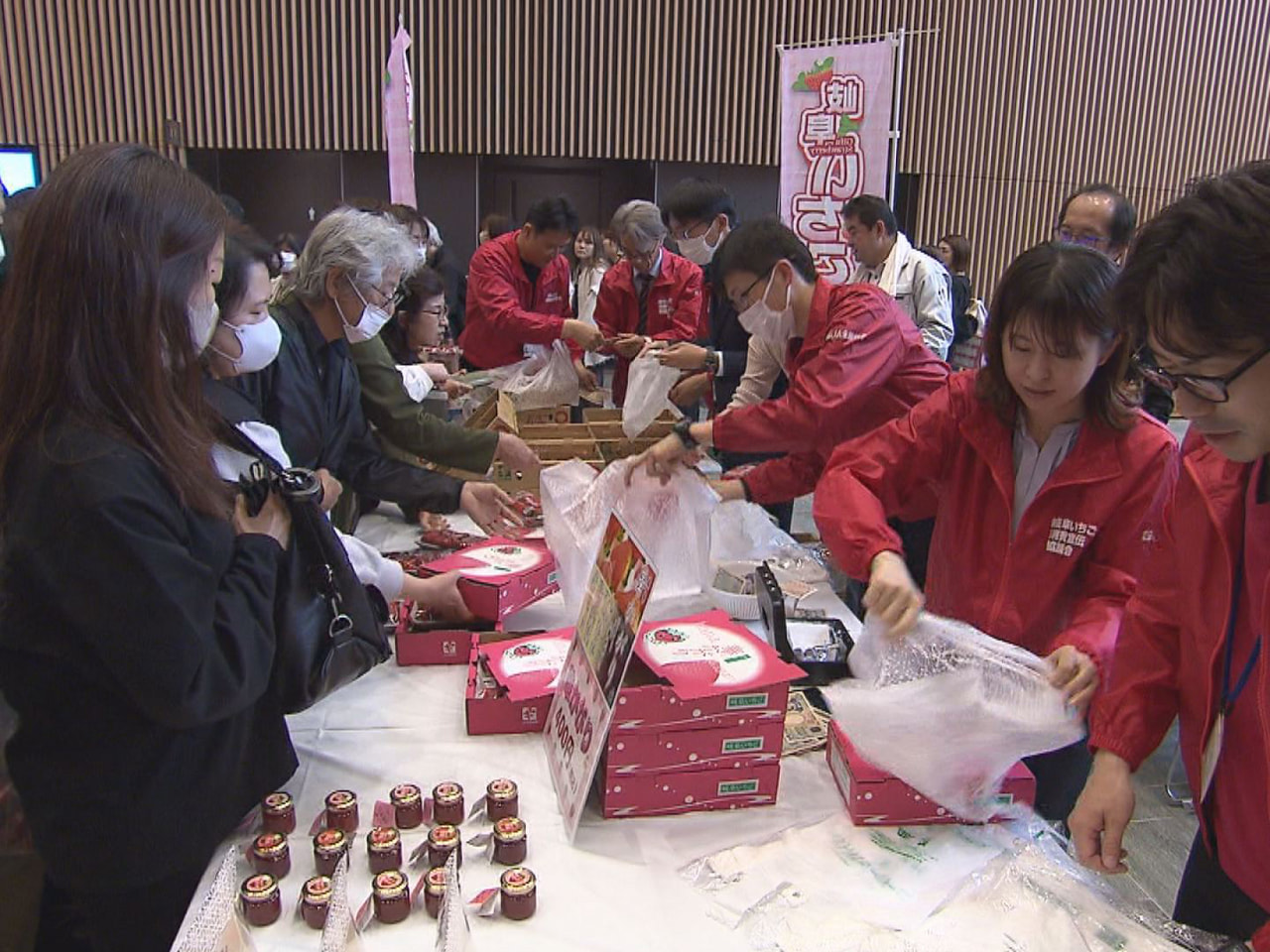 岐阜県庁を訪れた人に旬の県産農作物を販売する「県庁マルシェ」が１５日、初めて開か...