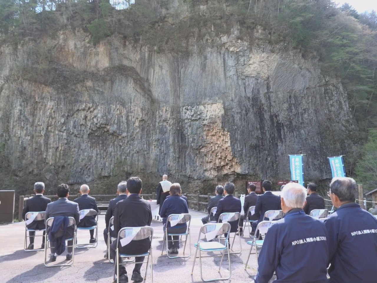 御嶽山の溶岩流が作り出した雄大な景観で知られる下呂市小坂町の「巌立峡」で１６日、...