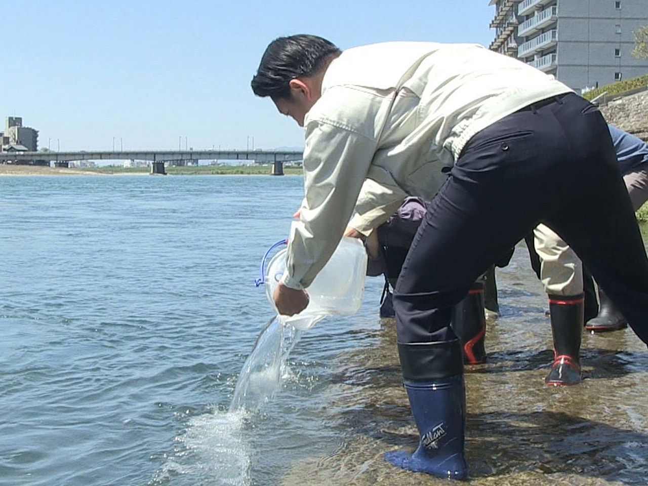 ５月１１日の鮎漁解禁に先立ち、今年の豊漁と安全などを願う「鮎の放流はじめ式」が１...